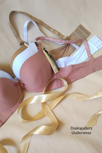 سوتین اسفنجی سفید فنردار سایز ۹۵ مناسب ۹۰